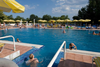 HOLIDAY VILLAGE - POOL